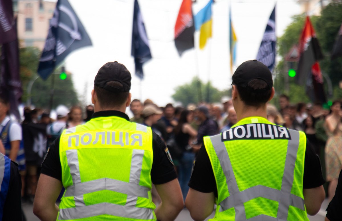 Полицейские разделили улицу Владимирскую пополам 