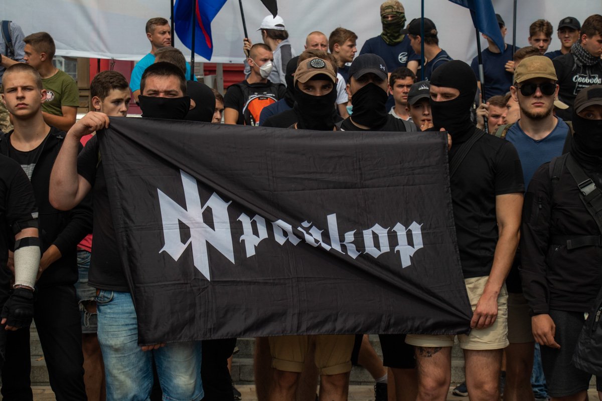 Против марша вышли представители правых организаций 