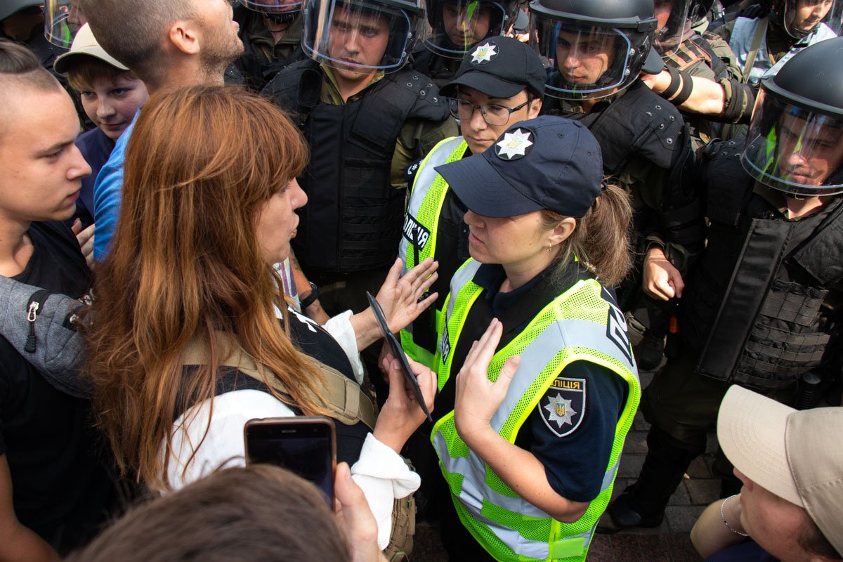 Также с ними депутаты Оксана и Дмитрий Корчинские 