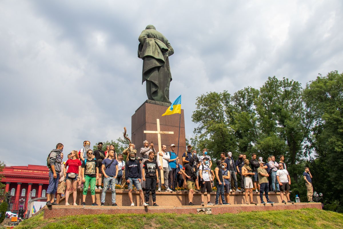 Протестующие заняли территорию парка Шевченко, чтобы не пустить туда парад 
