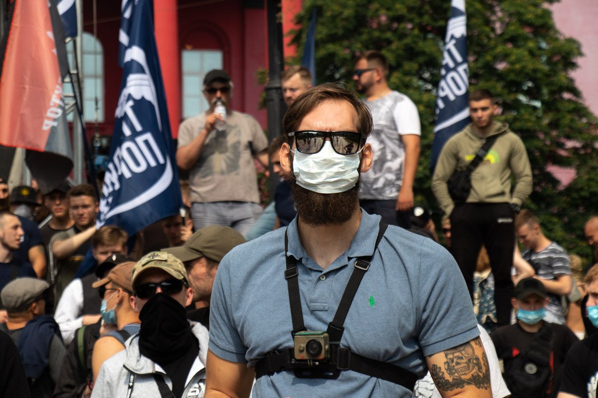 Среди сотен протестующих были флаги Правого сектора и организации Традиции и порядок