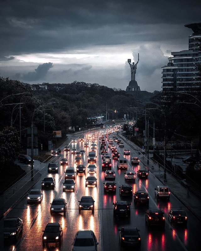 Когда солнце прячется, город подсвечивают фарами машинки. Фото: @vitwai Когда солнце прячется, город подсвечивают фарами машинки. Фото: @vitwai