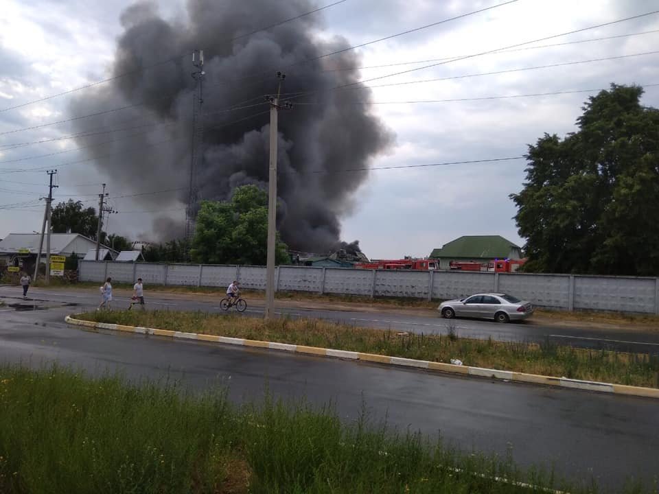 Под Киевом в Буче загорелись складские помещения Под Киевом в Буче загорелись складские помещения