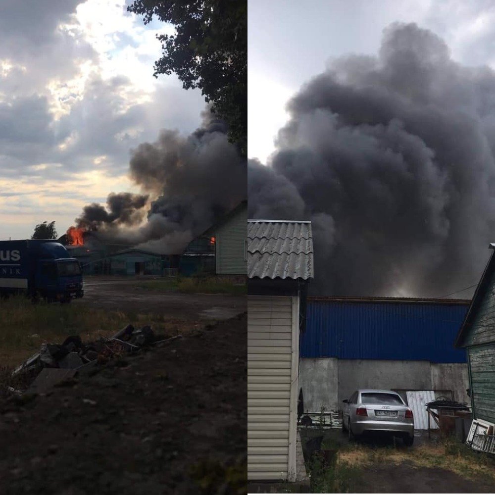 Спасатели пытаются локализовать пожар уже больше четырех часов Спасатели пытаются локализовать пожар уже больше четырех часов