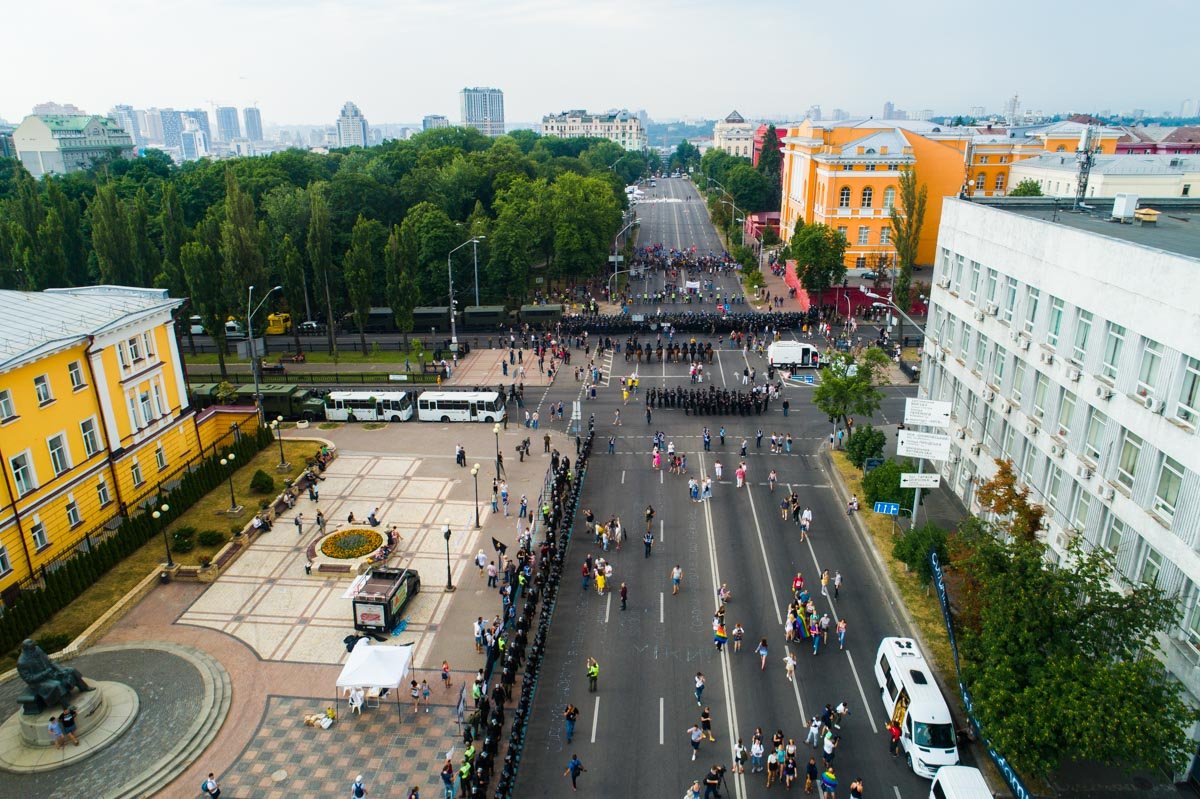 Полиция защищала их от радикально настроенных противников