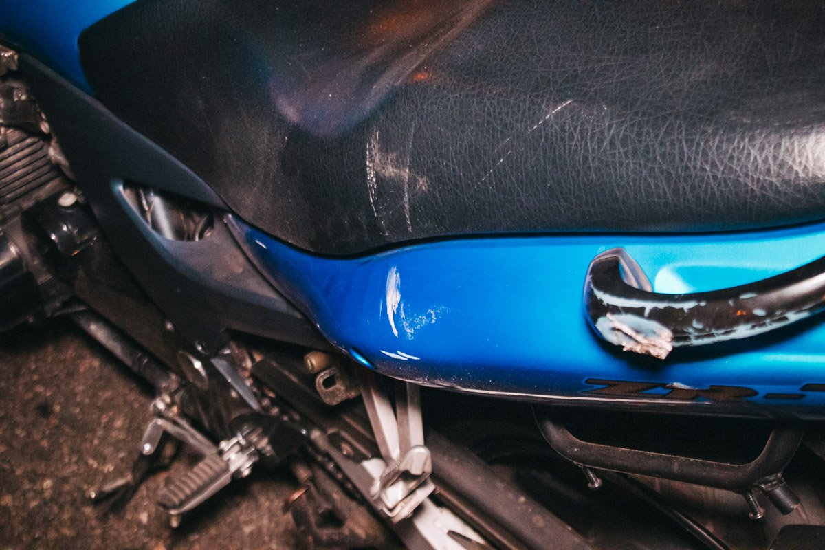 После падения мотоцикл проскользил по дороге