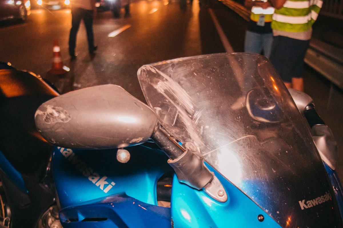 Мотоцикл перестраивался со средней полосы в крайнюю левую