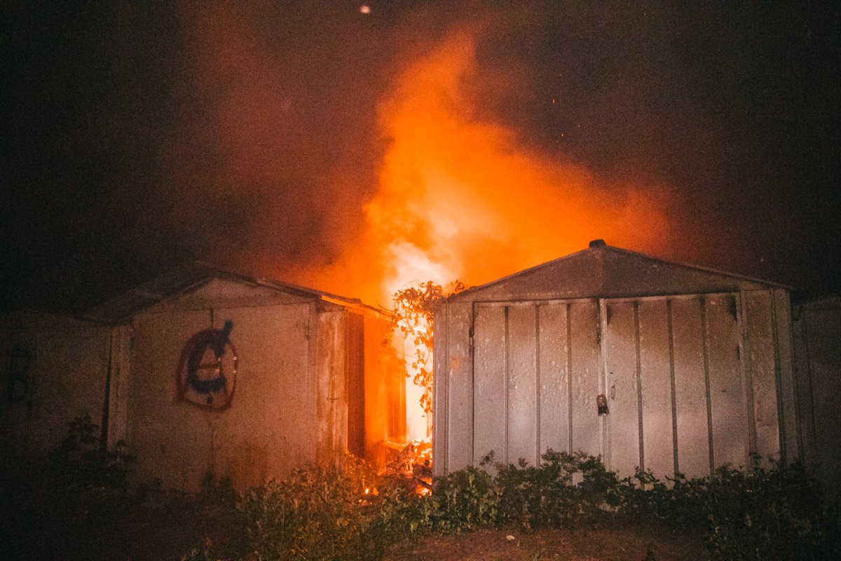 Во дворе жилого дома горели гаражи
