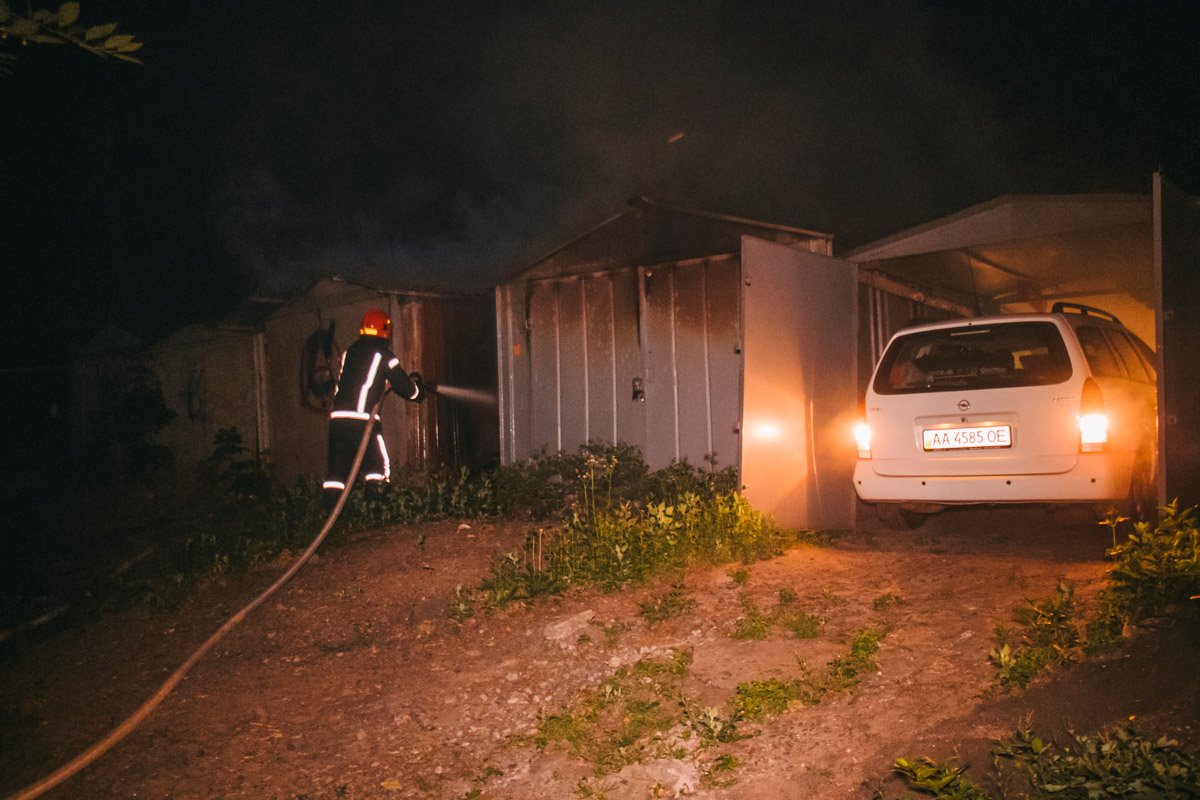 Хозяева соседних гаражей спасали свои машины