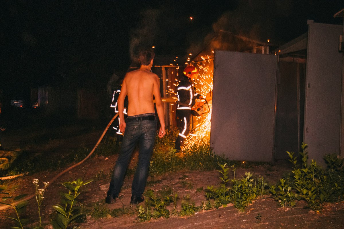 Предварительно, пожар начался из-за горящего мусора