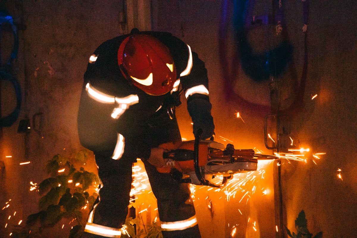 Чтобы попасть во внутрь, замки срезали бензорезом