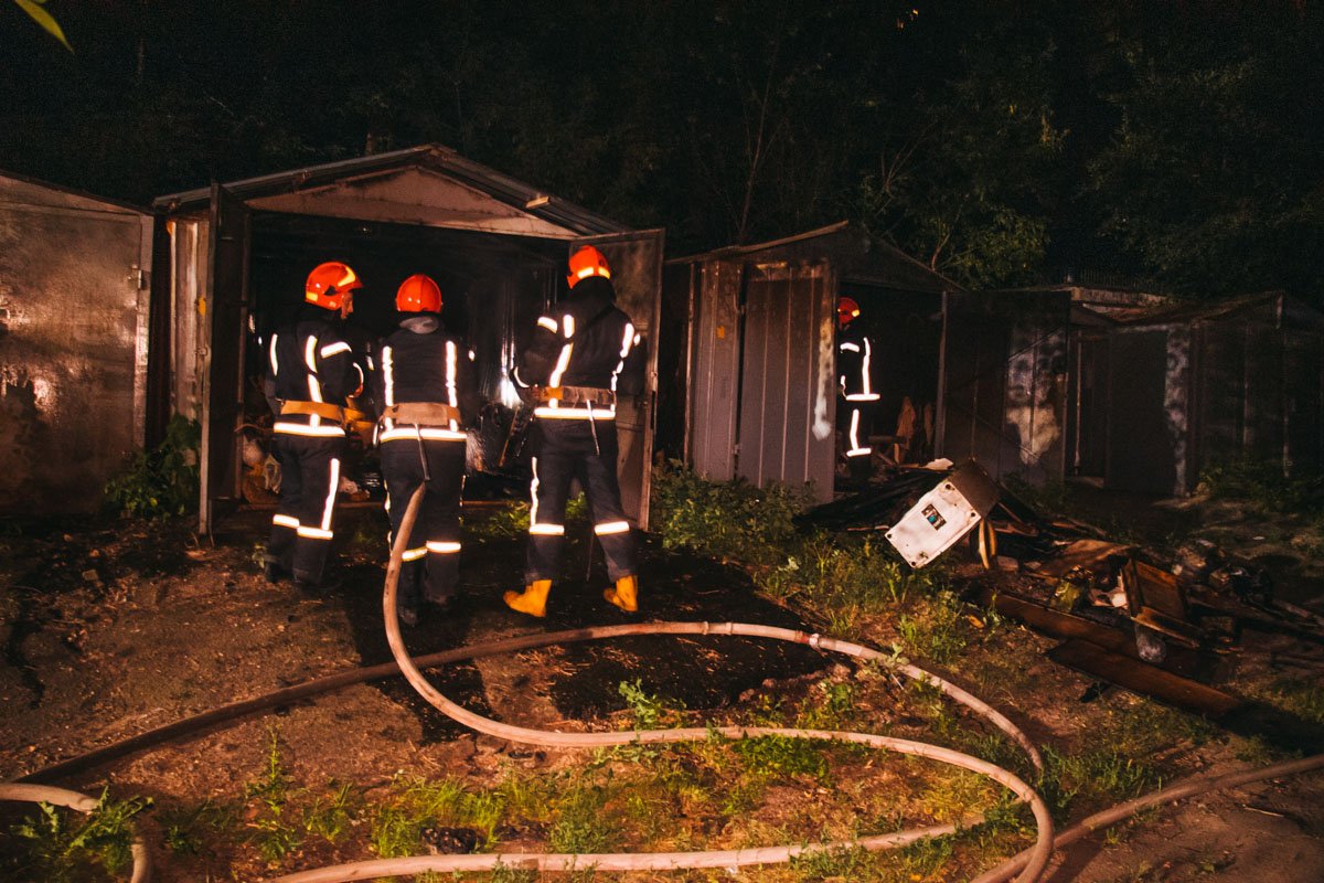 В горящих гаражах машин не было