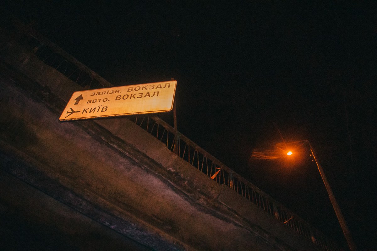 В Киеве мужчина спрыгнул с моста на оживленный проспект и умер в "скорой" 1