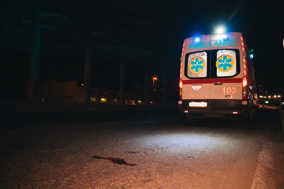 В Киеве мужчина спрыгнул с моста на оживленный проспект и умер в "скорой" 3