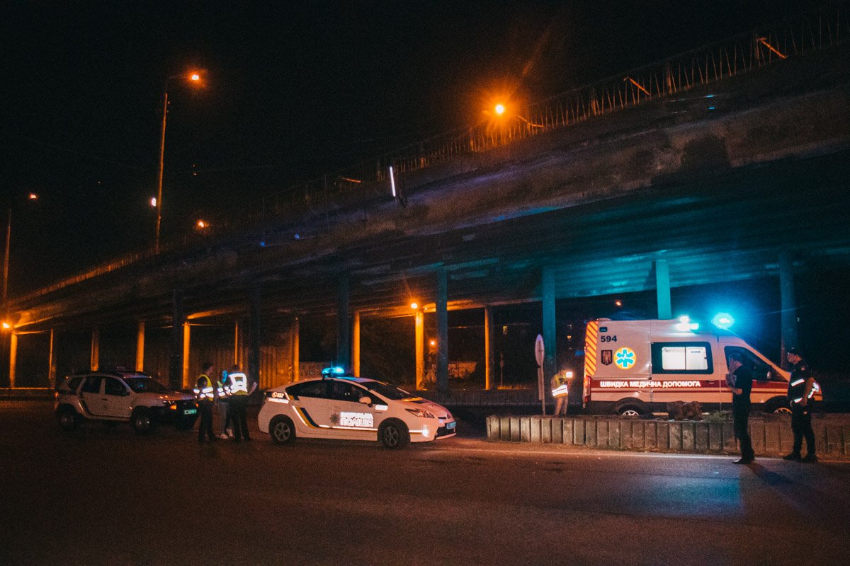 В Киеве мужчина спрыгнул с моста на оживленный проспект и умер в "скорой" 4