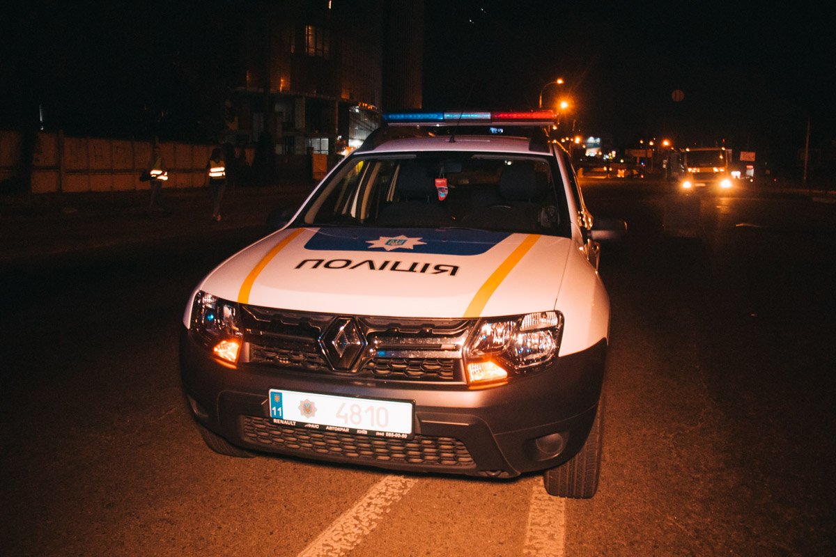 В Киеве мужчина спрыгнул с моста на оживленный проспект и умер в "скорой" 6