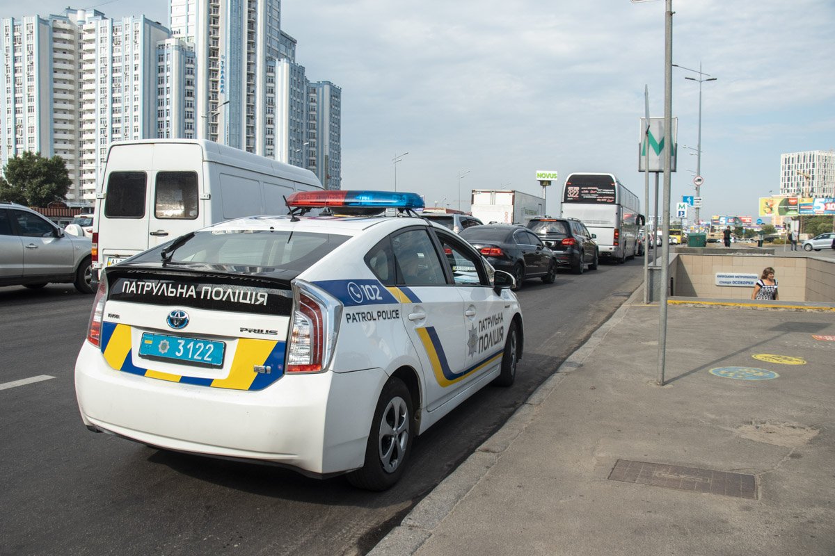 В данный момент на месте работает экипаж патрульной полиции, который составил протокол, а также оградил аварийный участок под мостом