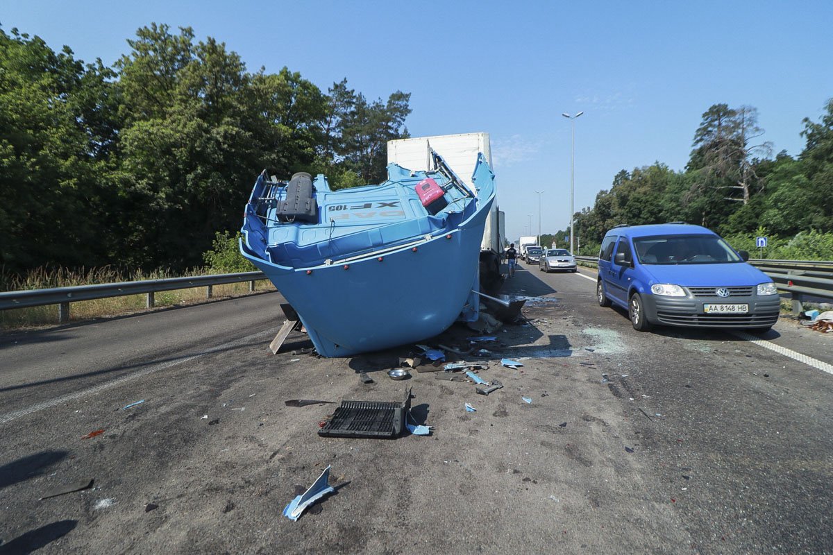 По предварительной информации, один из грузовиков остановился на светофоре возле Житомирского КП