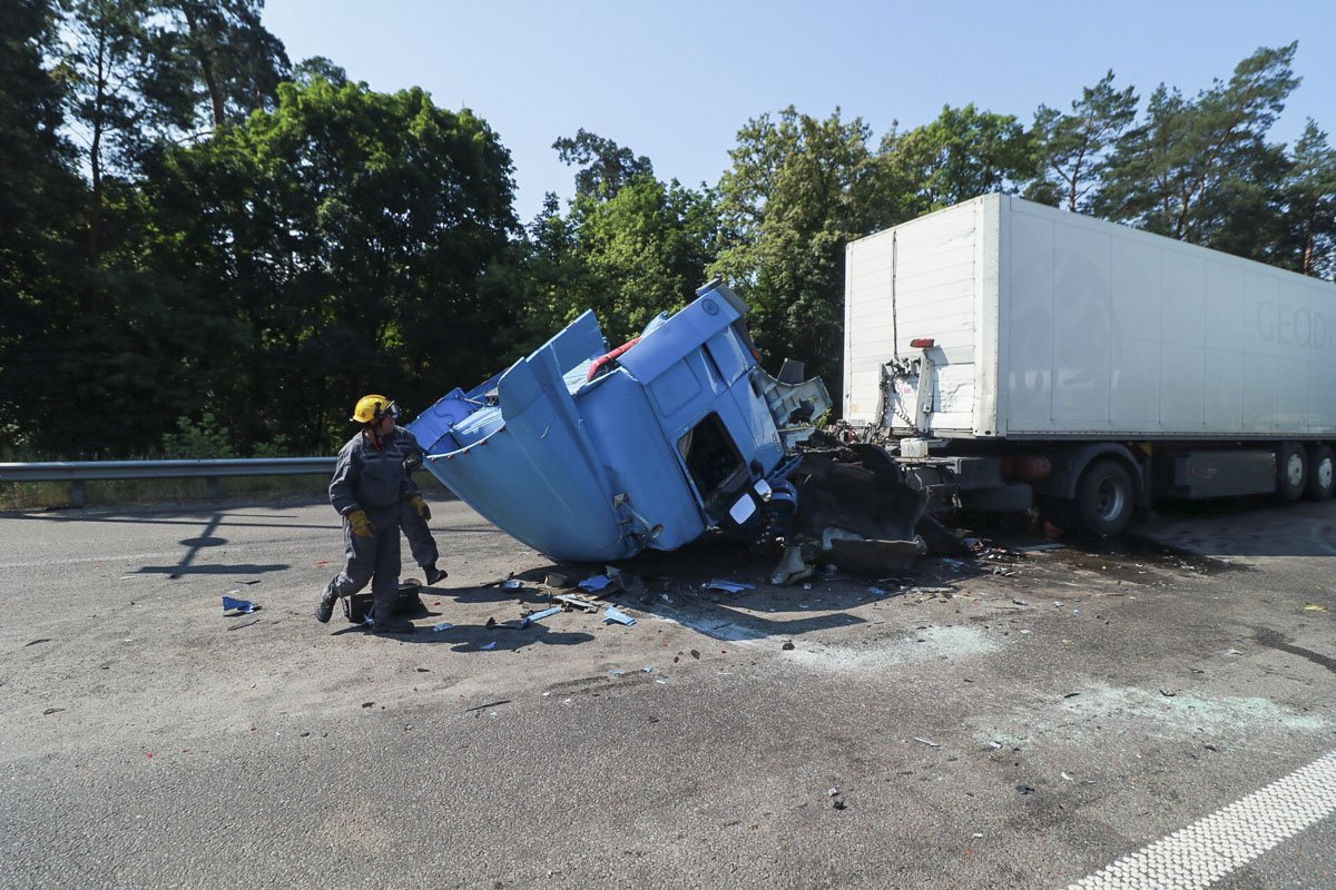 Пока что неизвестно, из-за чего погибший водитель не успел вовремя затормозит