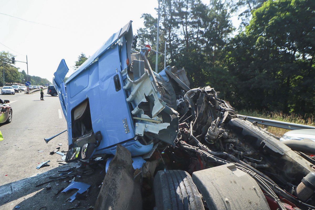 От удара кабина второго грузовика превратилась в кашу, а водитель, к сожалению, погиб