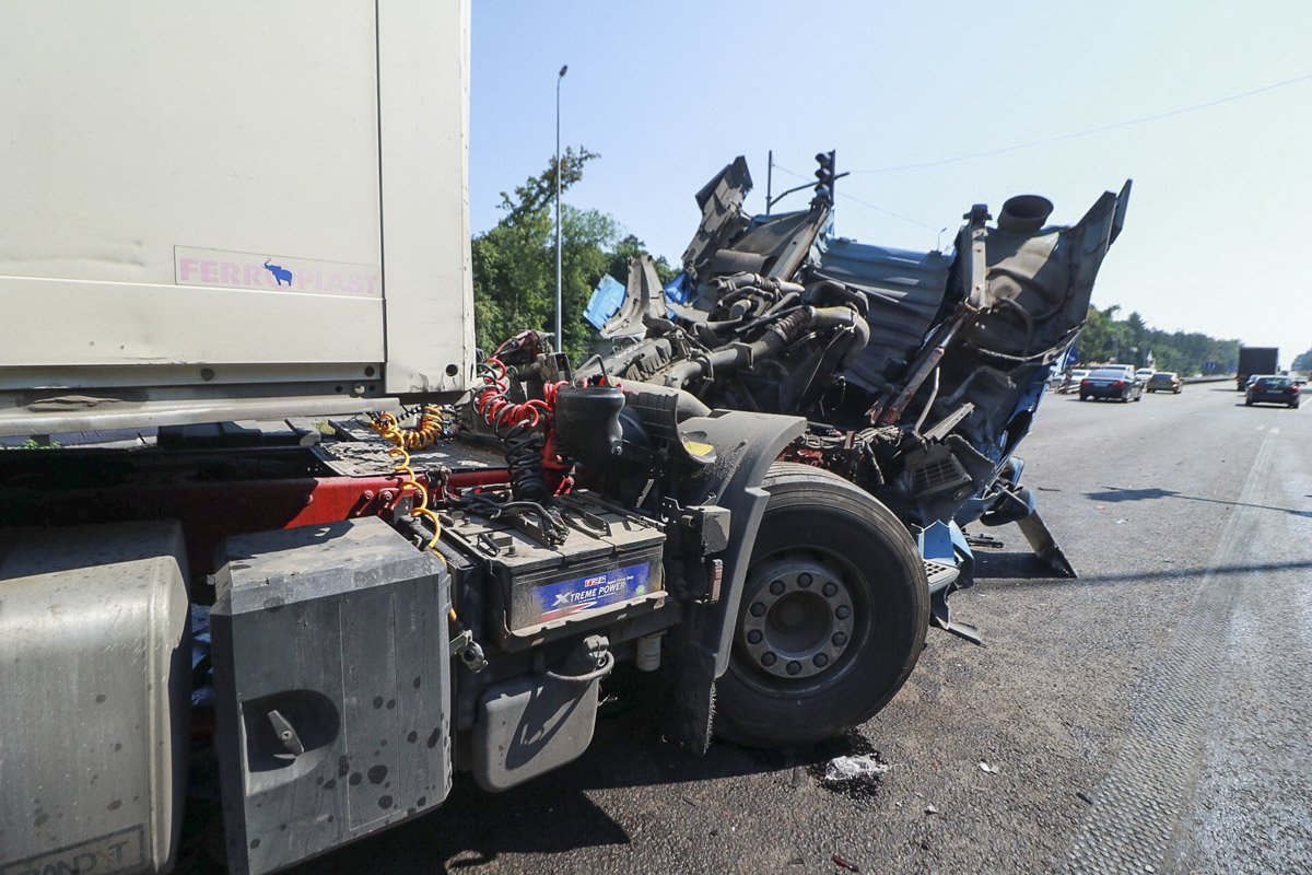 один из грузовиков уже увезли с места аварии, а второй сейчас разгружают, чтобы облегчить его вес