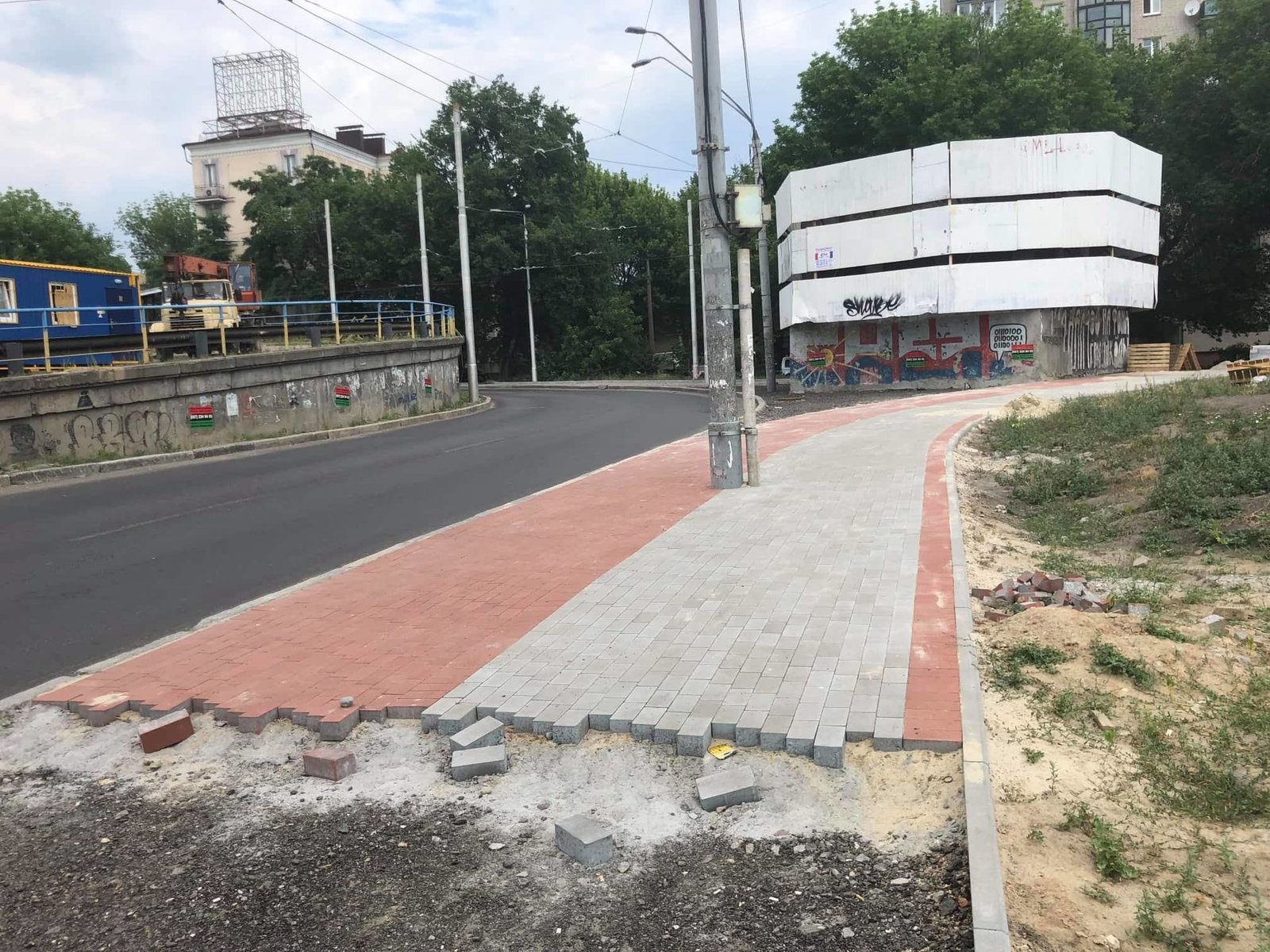 Проблема с этим начинанием - в материале, из которого велодорожка будет состоять