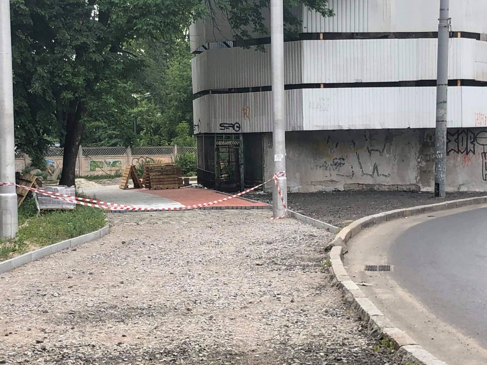 Вместо плитки ФЭМ куда лучше подошел бы асфальтобетон