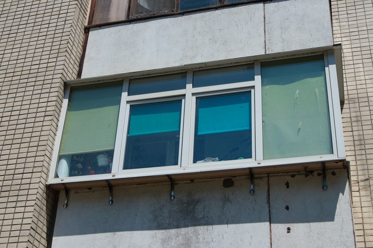 Окно находится на втором этаже
