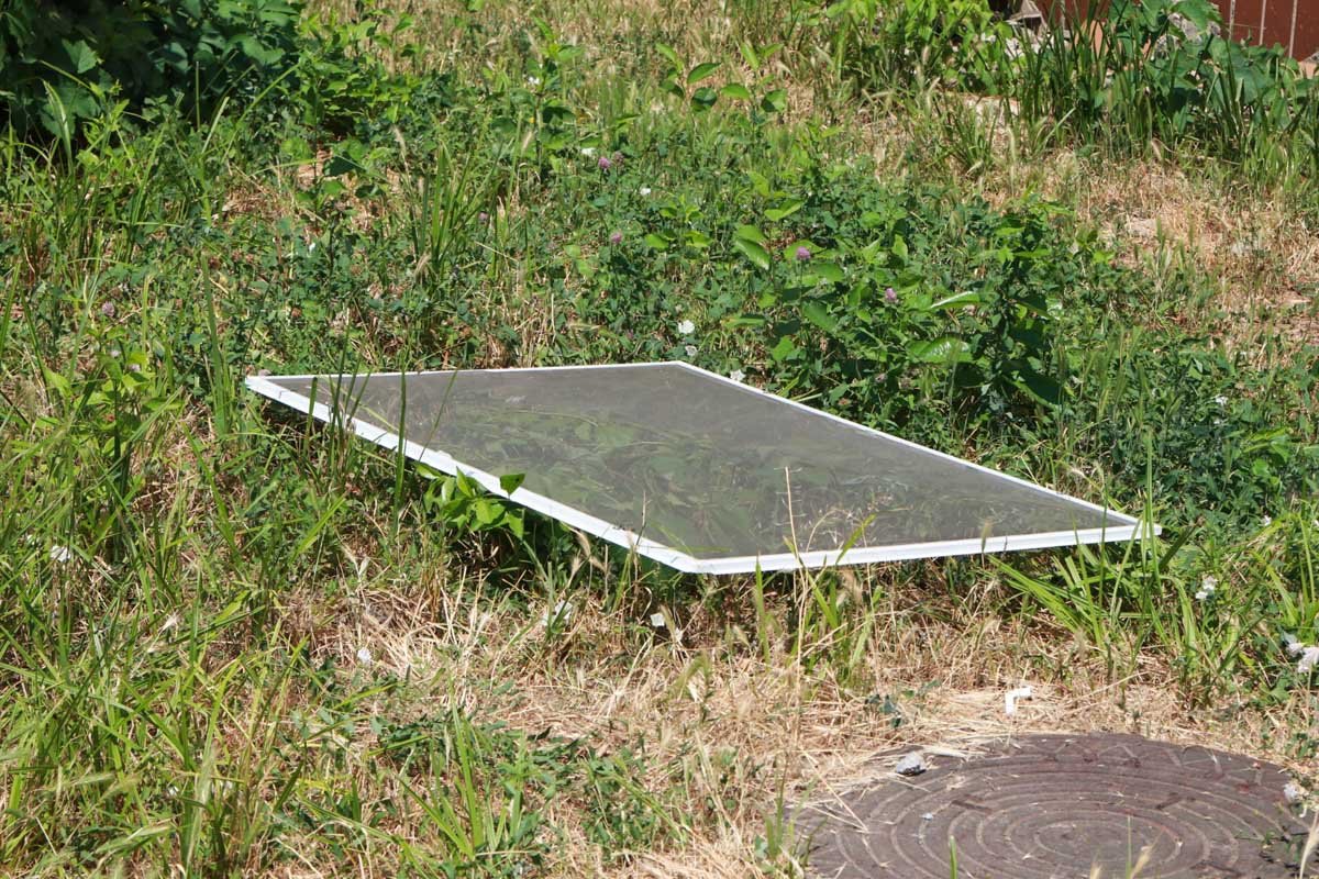 Мальчик возрастом около 7-8 лет находился в квартире с мамой, облокотился и продавил москитную сетку