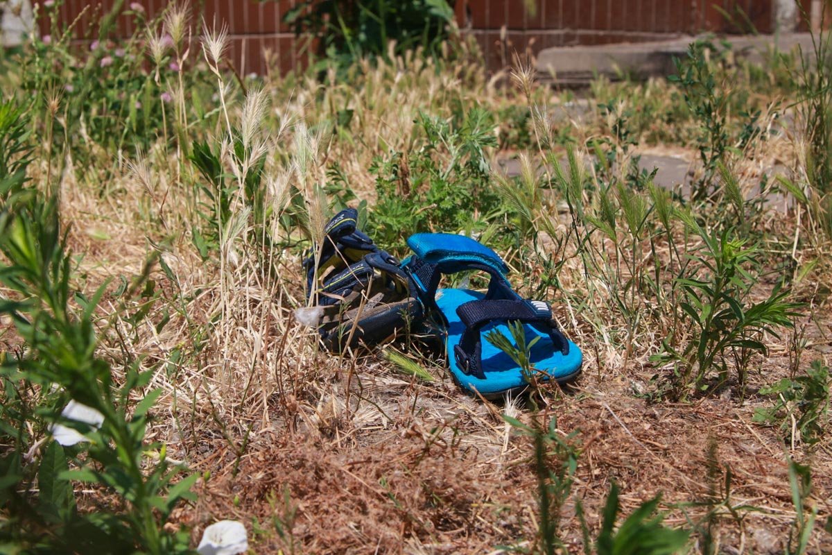 Ребенок упал на бетонные плиты под домом и умер