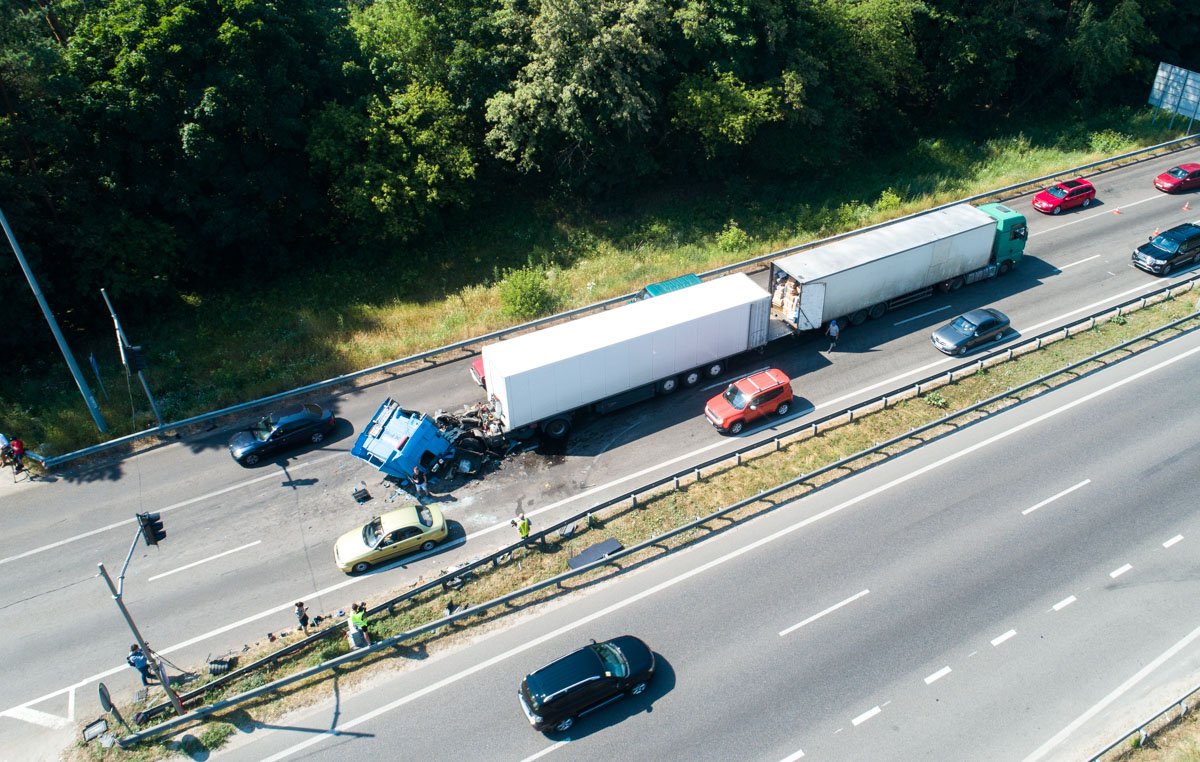 Утром на месте аварии все еще находился один из грузовиков Утром на месте аварии все еще находился один из грузовиков