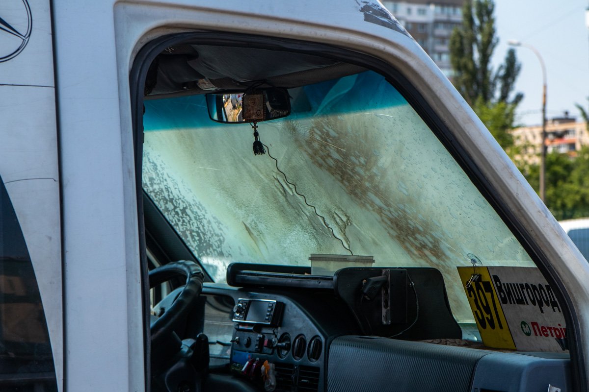 На улице Героев Днепра группа мужчин в балаклавах подожгла маршрутки на остановке