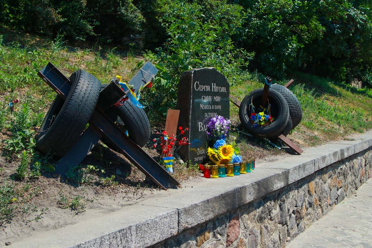 Спустя несколько часов люди убрали территорию вокруг мемориала