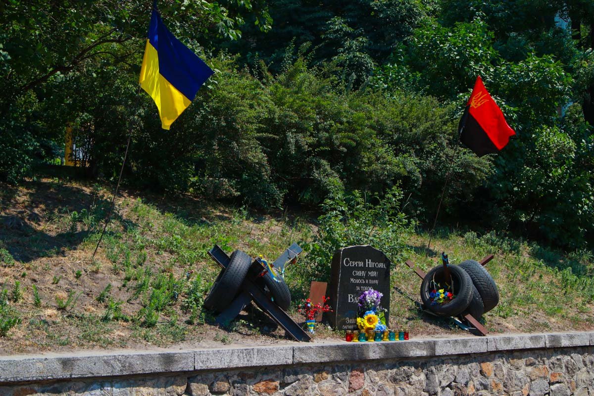 Активисты восстановили все лампады возле памятника Сергею Нигояну и вновь зажгли в них свечи