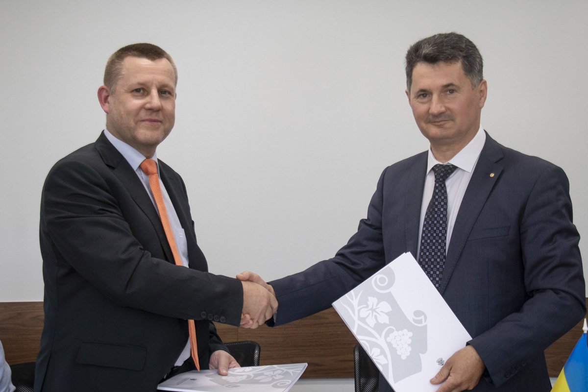 Подписали этот договор глава правления ПриватБанка Петр Крумханзл и заместитель Ужгородского городского главы Игорь Фартушок Подписали этот договор глава правления ПриватБанка Петр Крумханзл и заместитель Ужгородского городского главы Игорь Фартушок