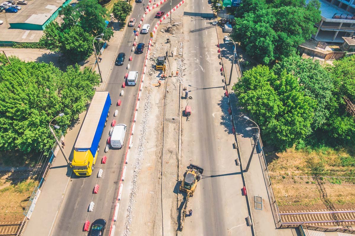 Пробки связаны с ремонтом путепровода на пересечении проспектов Комарова и Леся Курбаса