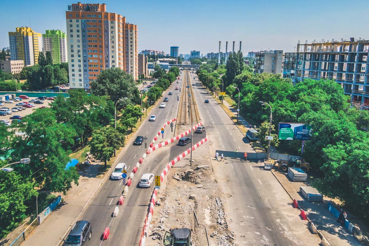 Машинам приходится объезжать место дорожных работ