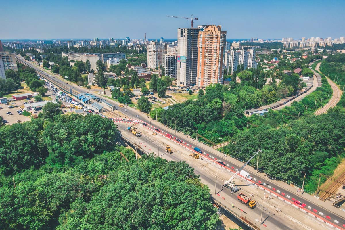 Коммнуальщики планируют расширить дорогу на путепроводе