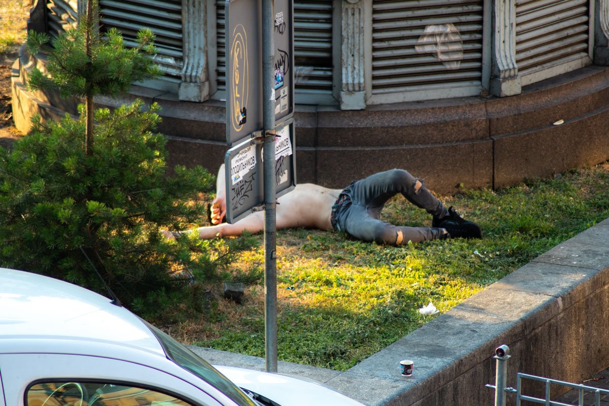 На парня напал сначала пожилой мужчина с палочкой для ходьбы