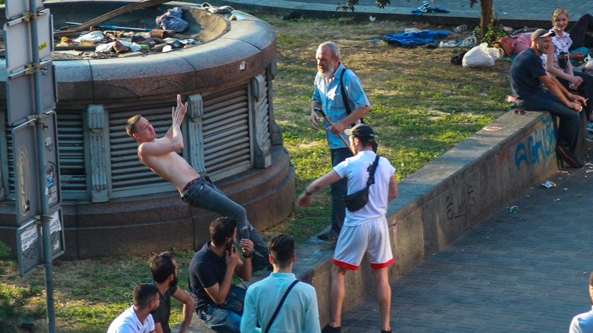 Затем молодого человека нокаутировал бродяга моложе