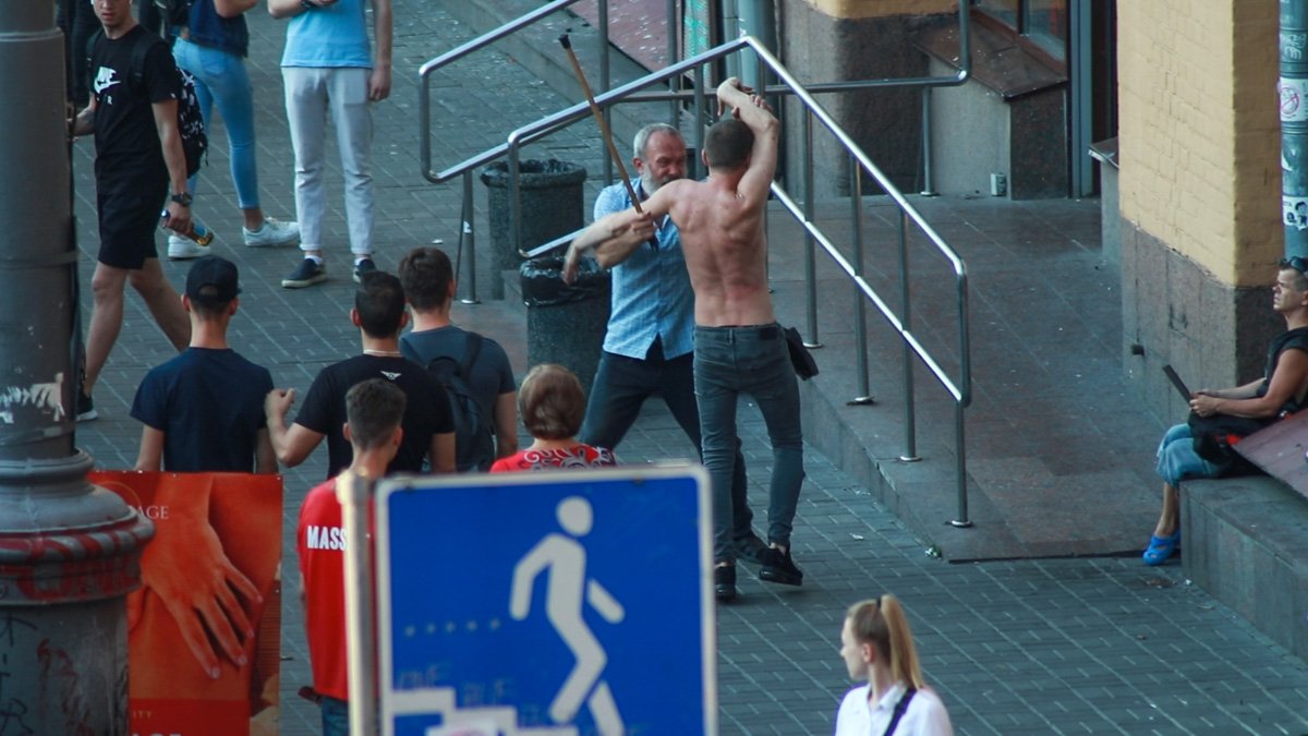 Драка возле супермаркета