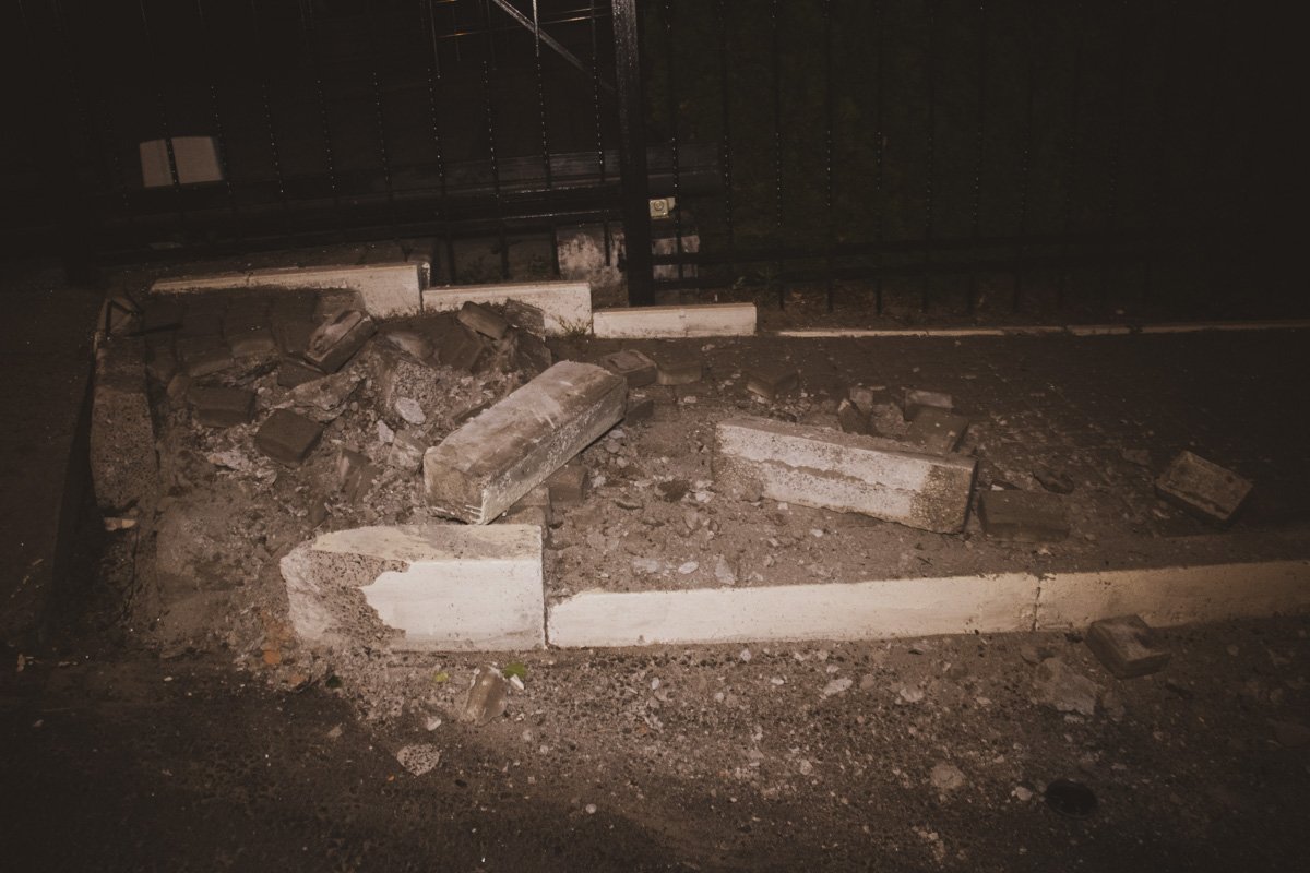 Предварительно, женщина не справилась с управлением и выехала за пределы дороги Предварительно, женщина не справилась с управлением и выехала за пределы дороги