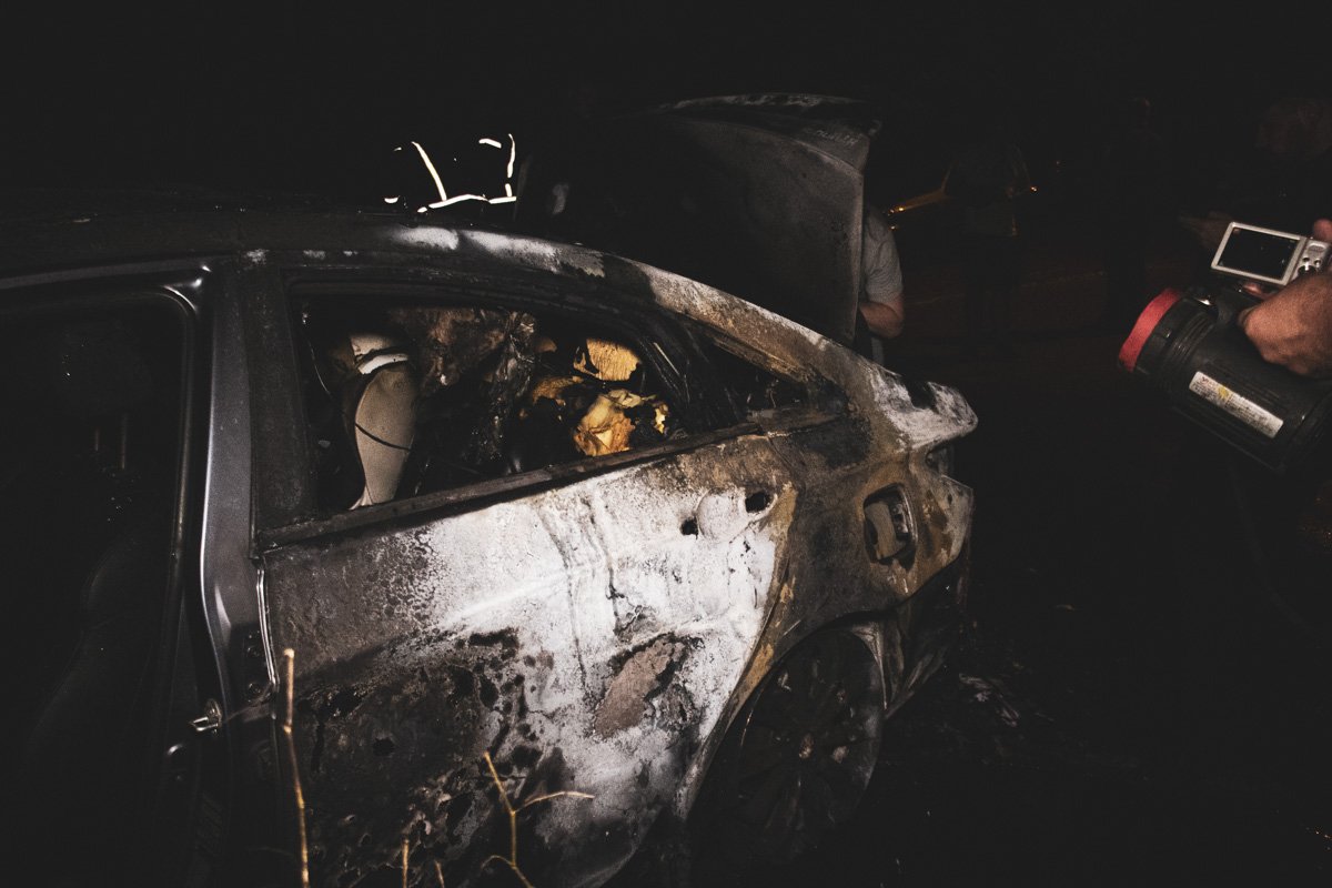 Во дворе жилого горел автомобиль Hyundai Elantra Во дворе жилого горел автомобиль Hyundai Elantra