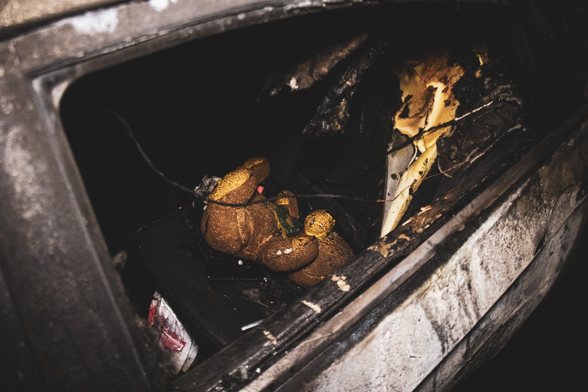 Очевидцы говорят, что машину подожгли Очевидцы говорят, что машину подожгли