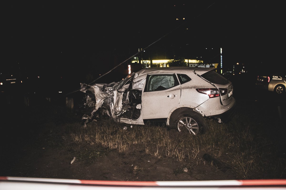 Автомобиль Nissan Qashqai вылетел с проезжей части и снес столб Автомобиль Nissan Qashqai вылетел с проезжей части и снес столб