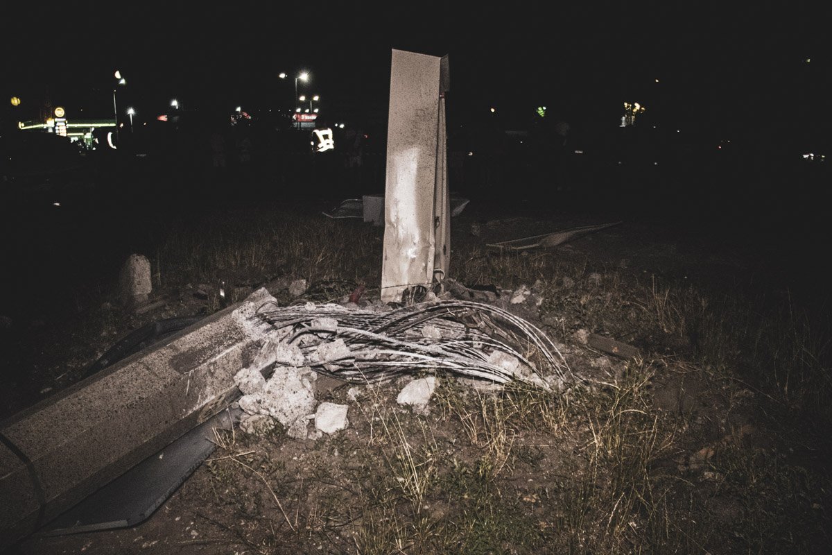 Электроопора упала на дорогу Электроопора упала на дорогу