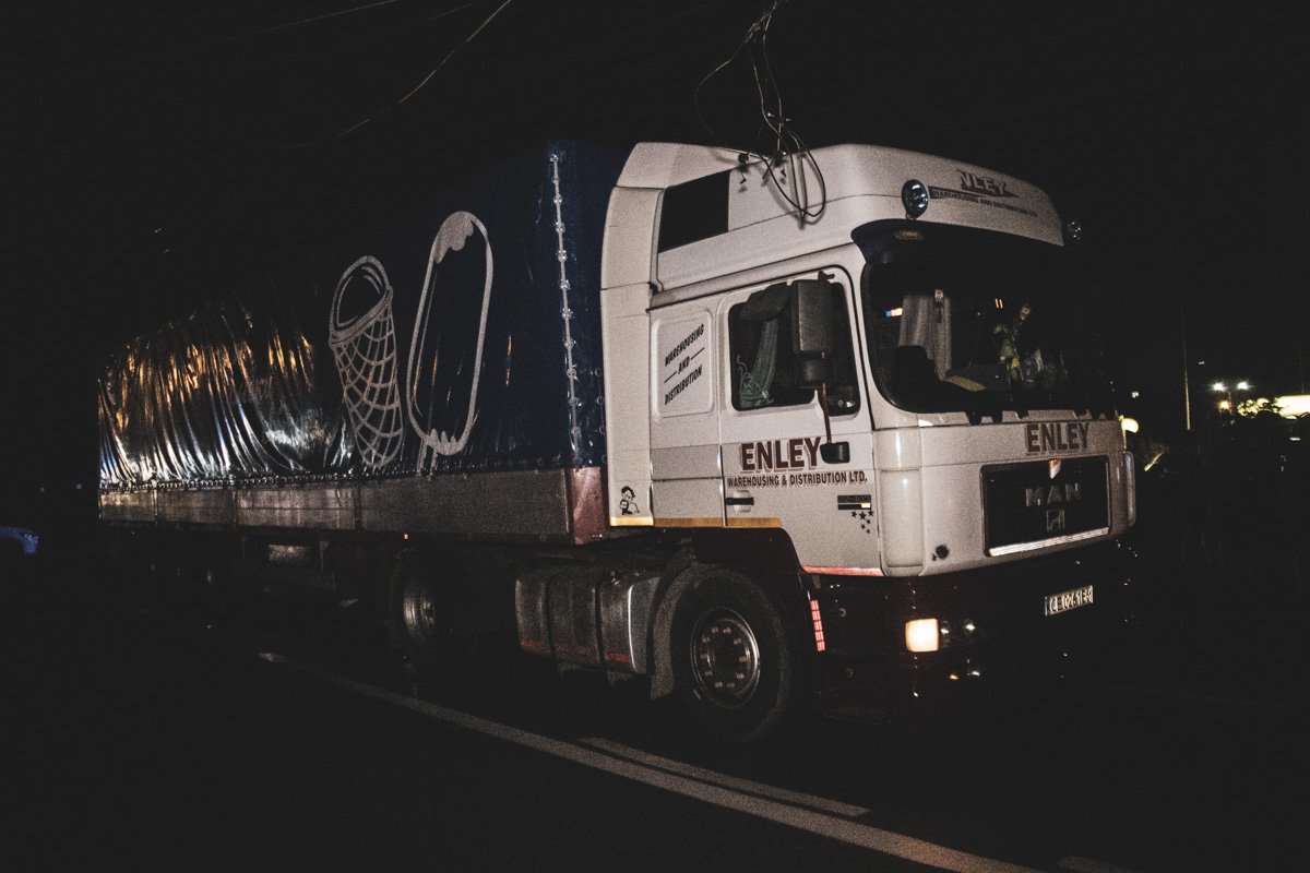 Провода повисли на проезжающей фуре и мусоровозе Провода повисли на проезжающей фуре и мусоровозе