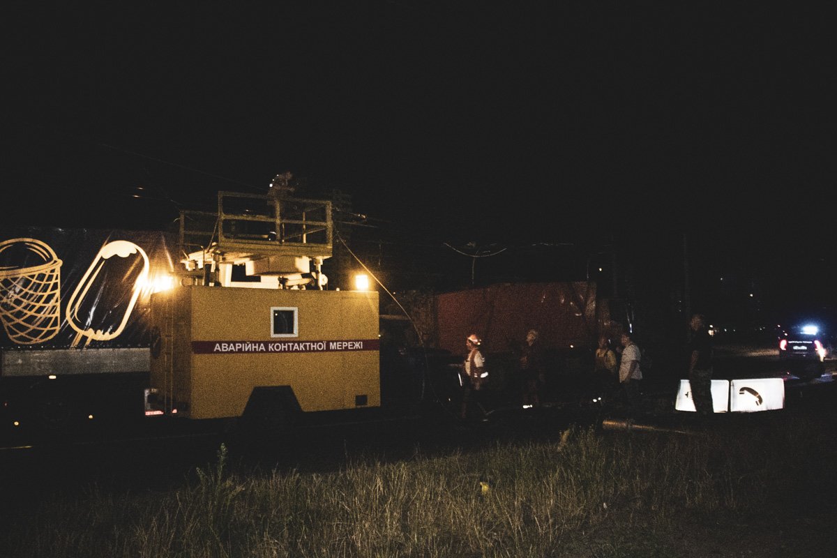 Ликвидировать последствия приехали коммунальные службы Ликвидировать последствия приехали коммунальные службы