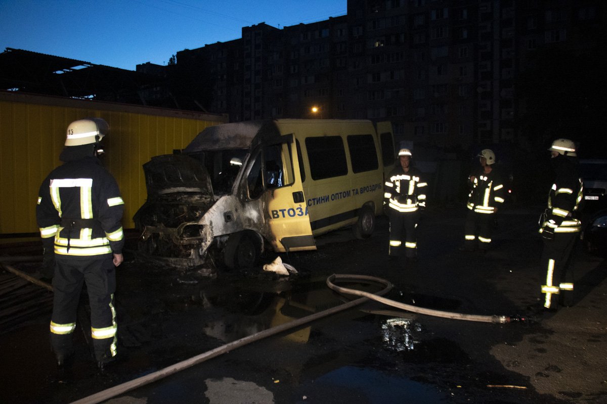 В ночь на 25 июня в Киеве по адресу улица Радужная, 35 произошел пожар В ночь на 25 июня в Киеве по адресу улица Радужная, 35 произошел пожар