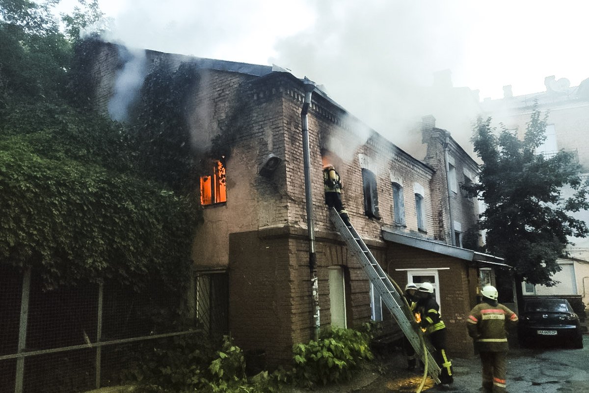 Ранним утром 25 июня в центре Киева по адресу улица Рейтарская, 9 произошел пожар